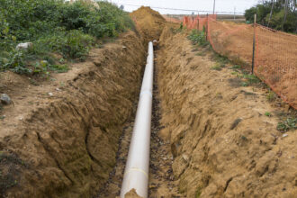 A steel pipeline for natural gas liquids lies in an open-cut trench October 6, 2017 in Lebanon, Pennsylvania. Credit: Robert Nickelsberg/Getty Images